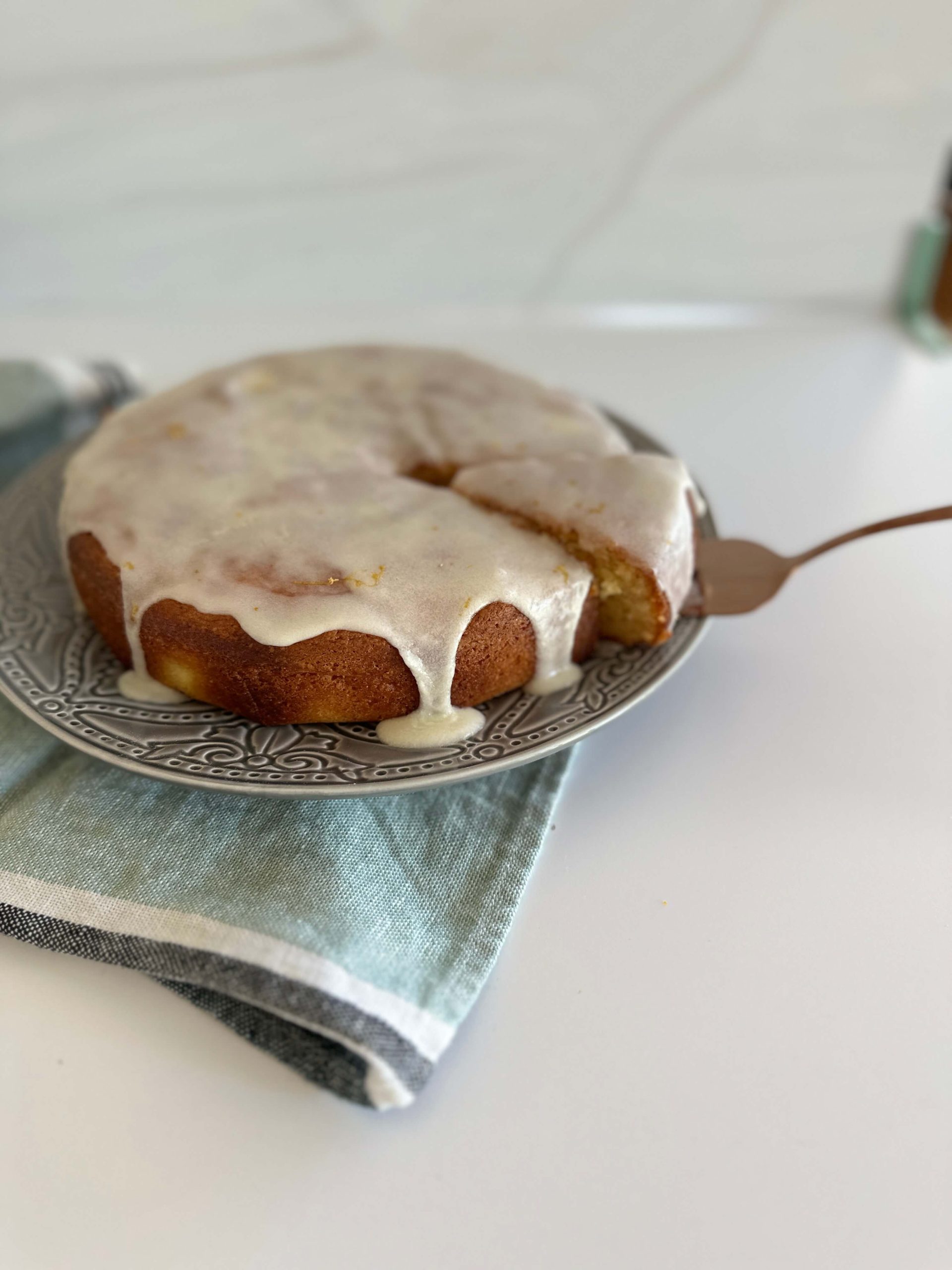 How to bake sunshine : Luscious lemon drizzle cake